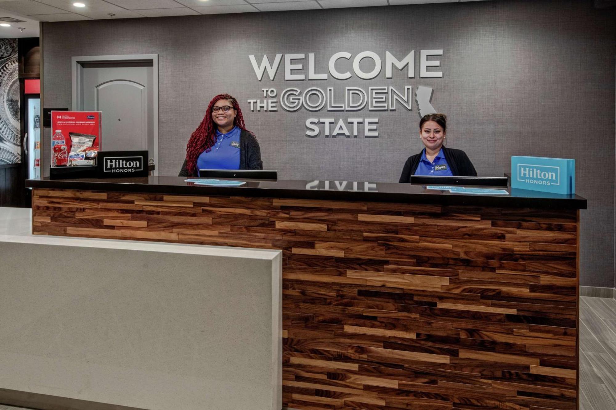 Hampton Inn Fresno Airport Екстериор снимка