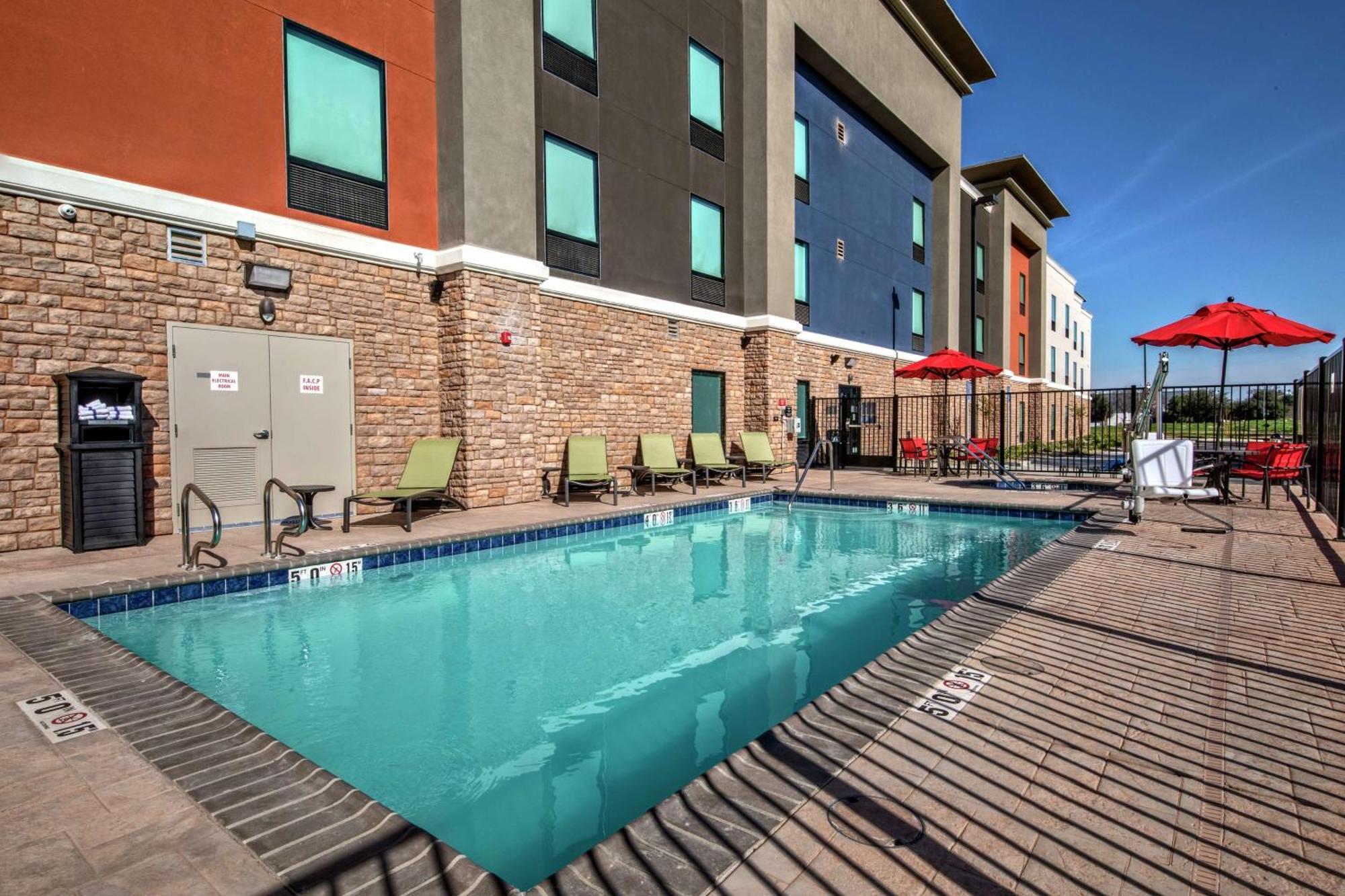 Hampton Inn Fresno Airport Екстериор снимка