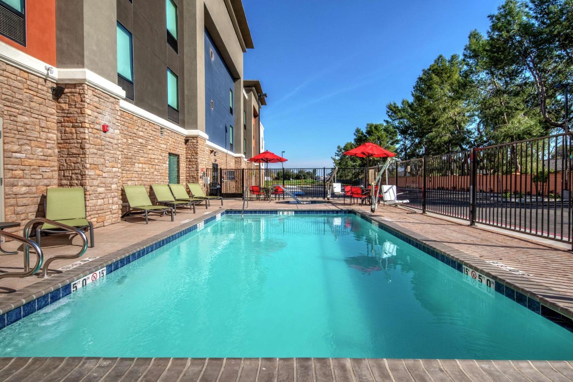 Hampton Inn Fresno Airport Екстериор снимка