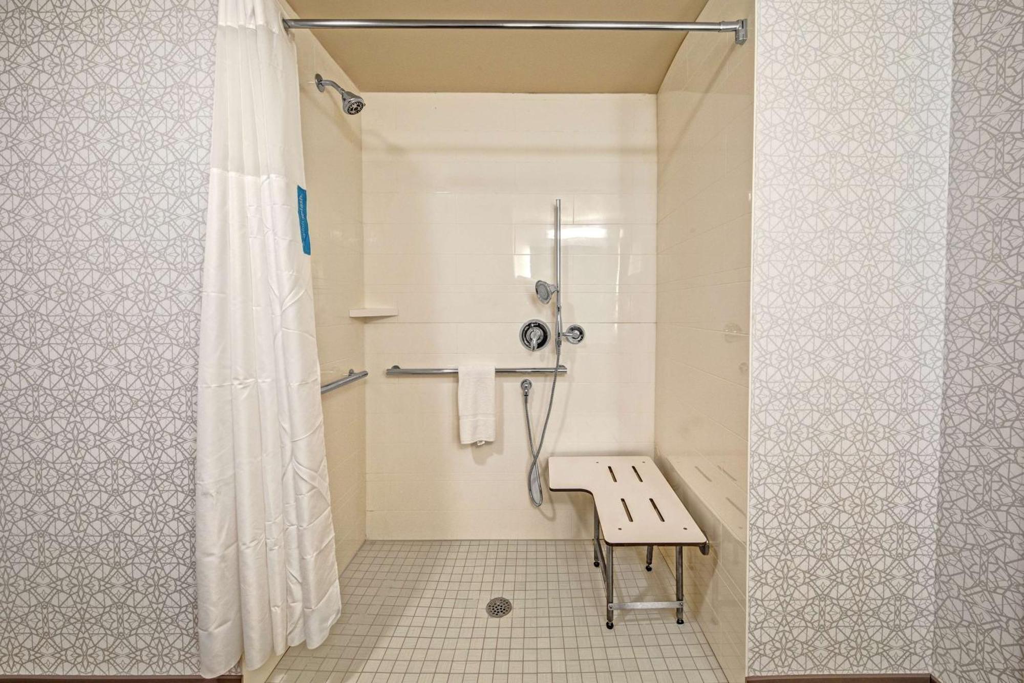 Hampton Inn Fresno Airport Екстериор снимка